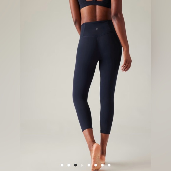 Athleta Salutation Stash Pocket Navy Blue Capri Leggings Size S - Picture 3 of 9